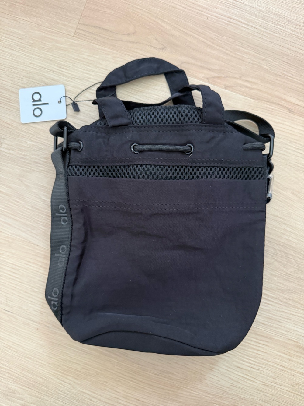 Alo Yoga Crossbody Bucket Bag NWT black - Picture 3 of 5